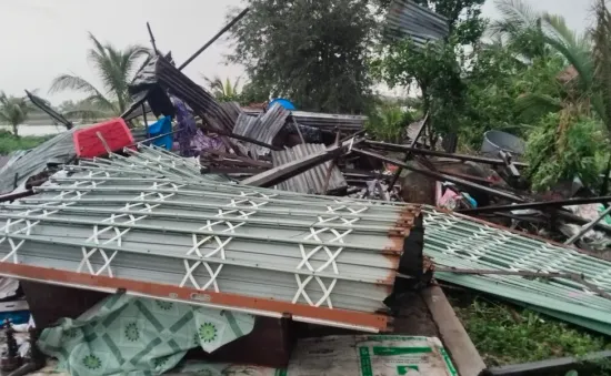 Hàng loạt nhà dân ở Nam Bộ bị sập, tốc mái do dông lốc mạnh