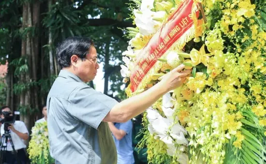 Thủ tướng tưởng niệm các Anh hùng liệt sĩ và tặng quà gia đình chính sách tại Thái Nguyên