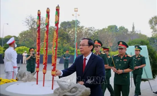 Lãnh đạo TP Hồ Chí Minh dâng hương tưởng niệm các anh hùng liệt sĩ