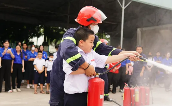 Trải nghiệm "một ngày làm chiến sĩ phòng cháy chữa cháy"