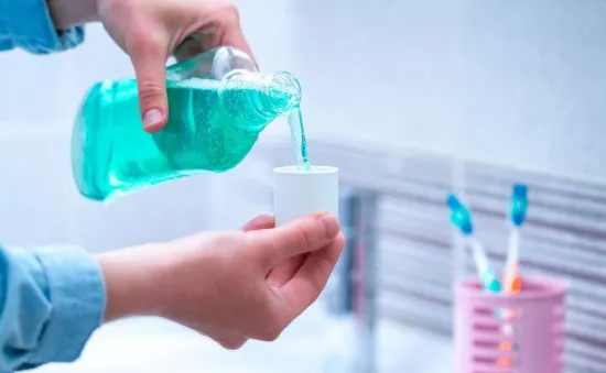 Có nên sử dụng nước súc miệng kháng khuẩn mỗi ngày?