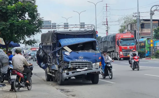 Tai nạn liên hoàn giữa 5 ô tô trên quốc lộ ở TP Hồ Chí Minh