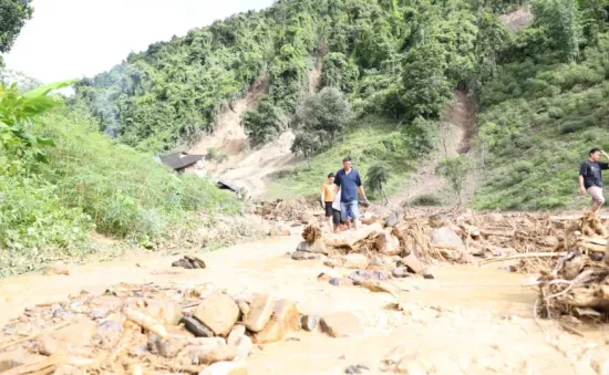 Hàng trăm người dân Mường Pồn chật vật sau mưa lũ