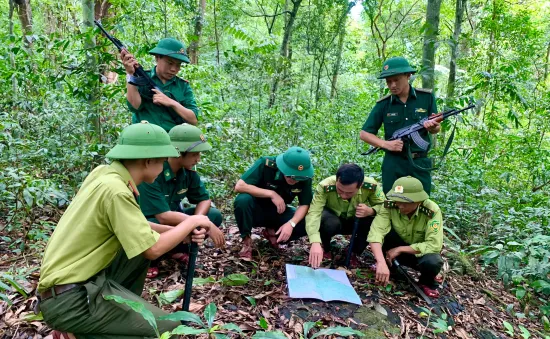 Kiểm lâm cùng bộ đội biên phòng giữ rừng ở Vườn quốc gia Vũ Quang