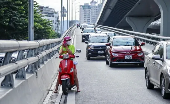 Nhiều xe máy ngang nhiên đi lên vành đai trên cao ở Hà Nội