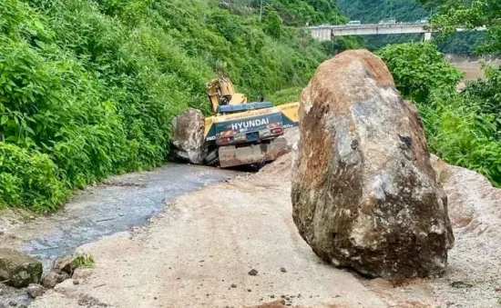 Tảng đá lớn lăn từ trên núi xuống đè tử vong người lái máy xúc