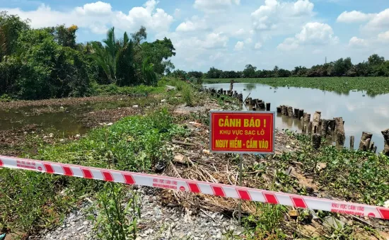 Long An: Khẩn cấp xây dựng 162m đê bao ven sông bị sạt lở