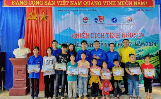 Thanh niên mang yêu thương từ thủ đô lên miền Tây Bắc