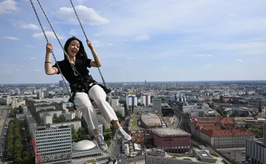 Trải nghiệm "bay qua Berlin" trên xích đu cao nhất châu Âu