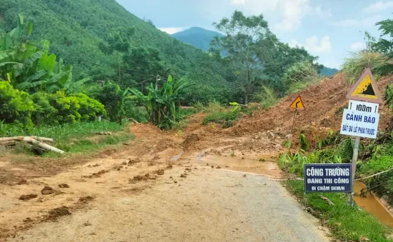 Tỉnh lộ 164 qua huyện Văn Yên (Yên Bái) vẫn chưa thông tuyến sau 4 ngày sạt lở