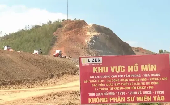 Nổ mìn thi công cao tốc Vân Phong - Nha Trang làm hàng chục ngôi nhà bị hư hỏng