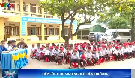 Đoàn Thanh niên VTV8 tiếp sức học sinh nghèo đến trường