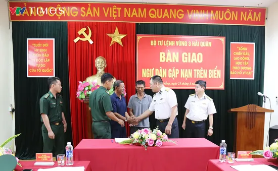 Vùng 3 Hải quân bàn giao ngư dân gặp nạn trên biển Hoàng Sa