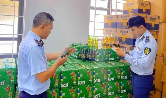 Tạm giữ gần 3.000 chai bia Heineken, Corona nhập lậu