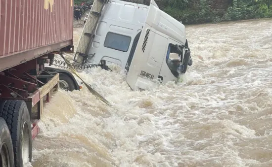 Xe đầu kéo bị lũ cuốn trôi, người dân lao xuống dòng nước cứu tài xế