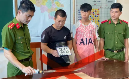 Nhóm thanh niên vô cớ chém người đi đường, đăng lên mạng khoe “chiến tích”