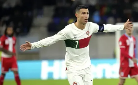 Cristiano Ronaldo châm biếm "Vua bóng đá" Pele