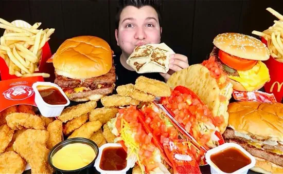 Các chuyên gia lo lắng về trào lưu mukbang