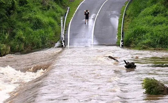 Hàng chục nghìn người không có điện vì mưa lớn, gió mạnh tấn công Tasmania, Australia