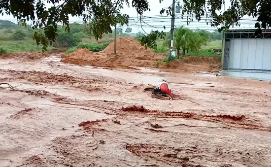 Lũ cát đỏ tràn xuống đường đi Mũi Né sau mưa lớn