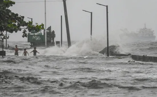 Philippines tìm kiếm 15 ngư dân mất tích trên biển do bão Yagi