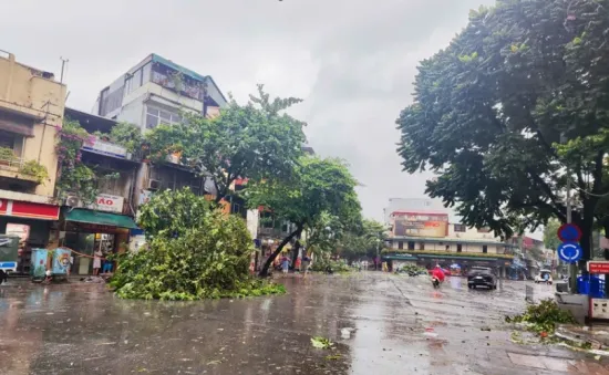 Hà Nội mưa to, gió lớn, nhiều người không thể về nhà