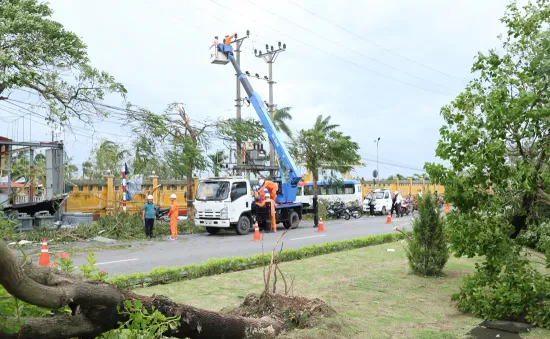 Nhiều địa phương được cấp điện trở lại trong ngày hôm nay