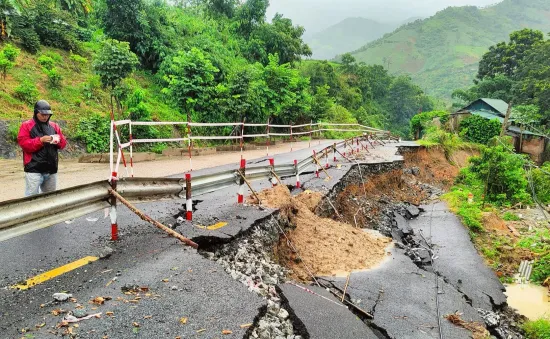 Thanh Hóa cấm các phương tiện lưu thông khi Quốc lộ 15C có nguy cơ đứt gãy