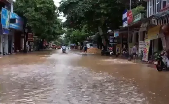 Không chủ quan khi nước lũ lên nhanh