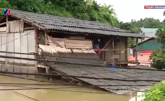 Tuyên Quang: Tiếp tế các hộ dân bị cô lập do mưa lũ