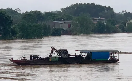 Lai dắt thành công hai tàu 100 tấn không người trôi dạt trên sông Hồng