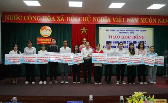 Đà Nẵng: Trao học bỗng cho học sinh nghèo vượt khó