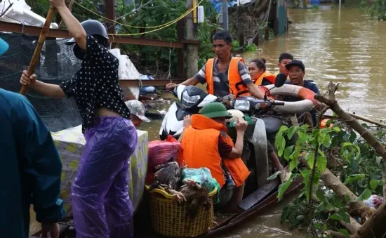 Nước lên nhanh, nhiều nóc nhà bên kia bãi sông Hồng dần biến mất