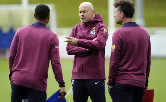 Lee Carsley thú nhận áp lực dù tuyển Anh toàn thắng