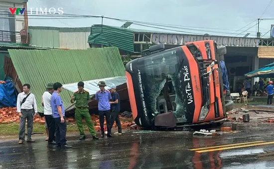 Đắk Lắk: Lật xe khách khiến 4 người tử vong