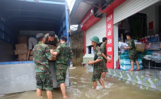 Lực lượng quân đội, công an lăn xả vào vùng ngập lụt, sạt lở hỗ trợ nhân dân