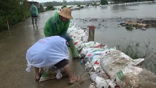 Hà Nội: Quân đội và người dân căng mình chống tràn lũ qua đê sông Tích