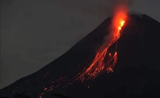 Núi lửa phun khí độc, Philippines sơ tán 300 cư dân