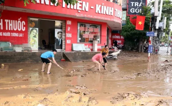 Nước rút, người dân Tuyên Quang cùng nhau dọn dẹp, khắc phục hậu quả sau ngập lụt