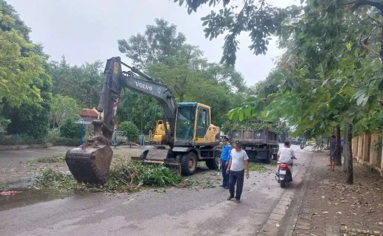 Hà Nội còn 52 điểm ngập sâu, phương tiện không thể di chuyển