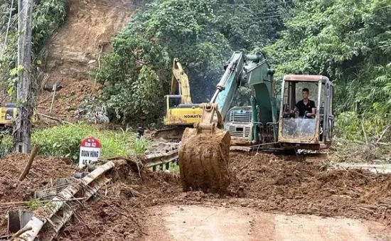 Nỗ lực khắc phục sạt lở, sớm thông tuyến QL70 vào cứu hộ Làng Nủ