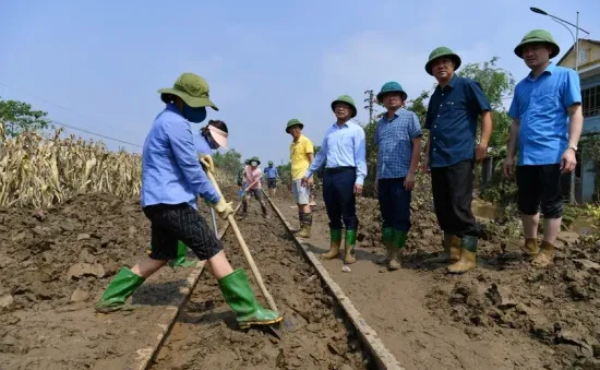 Thông tuyến đường sắt Yên Viên - Lào Cai, chở hàng cứu trợ tới vùng lũ