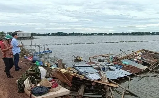 Mưa lớn kèm lốc xoáy làm hàng chục căn nhà ở ĐBSCL sập và tốc mái