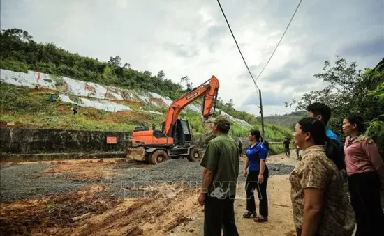 Hòa Bình: Nhanh chóng san gạt khu vực sạt lở xung yếu ở đồi Lủ Thao