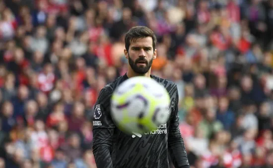 Liverpool gặp khó: Alisson chấn thương ngay trước trận đại chiến với Bournemouth?