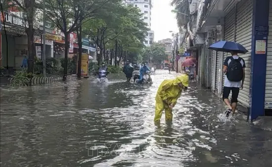 Cảnh báo ngập lụt nhiều tuyến phố khu vực nội thành Hà Nội