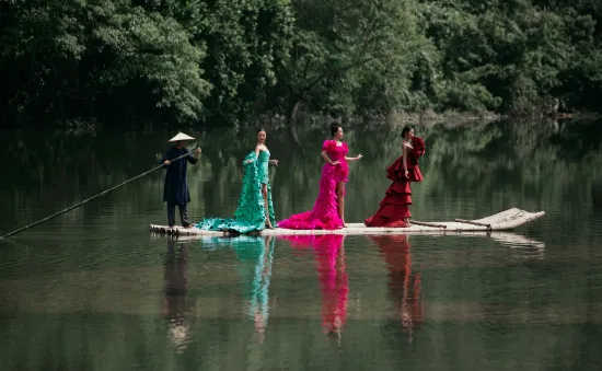 H’Hen Niê, Ngọc Châu, Xuân Hạnh đi bè đến sàn catwalk trong show Lê Thanh Hòa