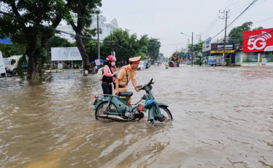 Cần Thơ: Lực lượng công an hỗ trợ người dân ứng phó triều cường