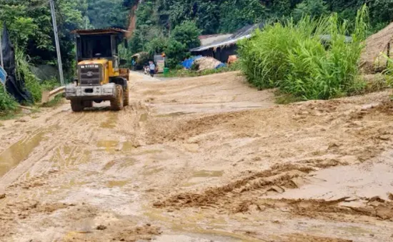 Nguy cơ tiếp tục sạt lở chia cắt Quốc lộ 70, nhiều đoạn chênh vênh bên vực sâu