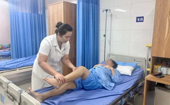 Đi lại khó khăn sau khi tiêm huyết tương để "trẻ hóa khớp gối" tại phòng khám tư